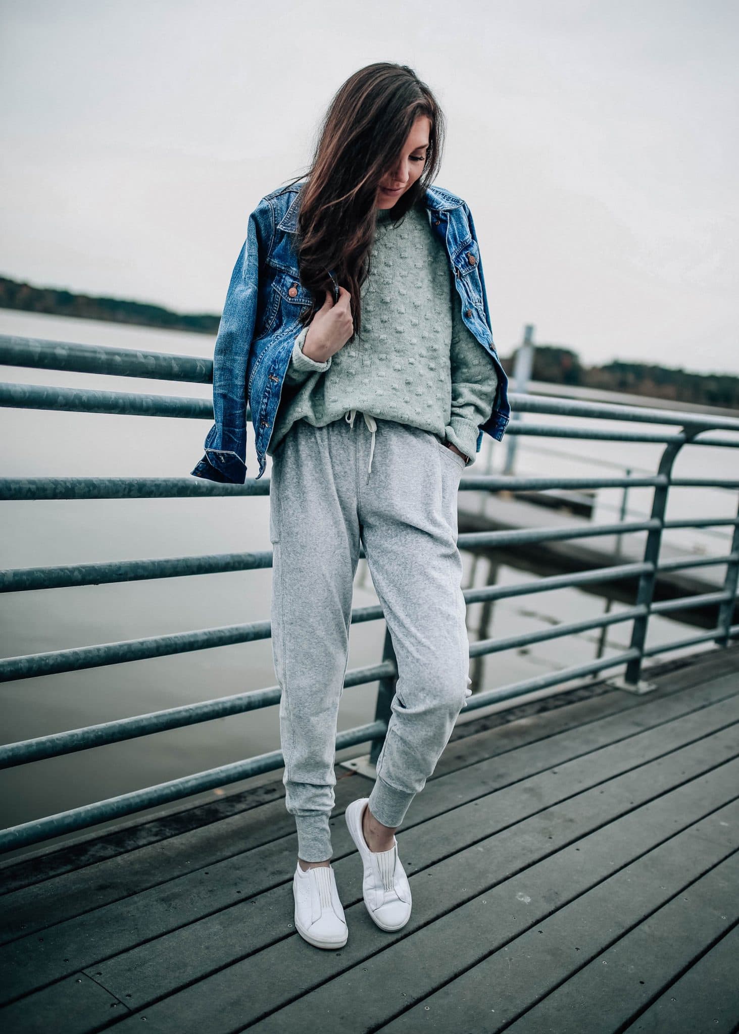 grey jogger pants outfit